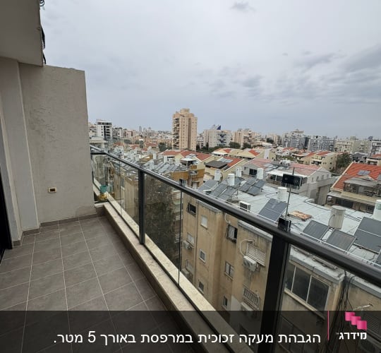 מעקה זכוכית במרפסת עם נוף לעיר